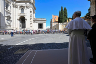 1-El Santo Padre asiste y bendice a los ciclistas del Giro de Italia en su paso por el Estado Vaticano