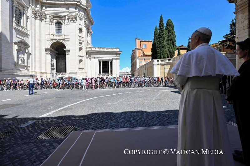 1-Il Santo Padre assiste e benedice al Passaggio del Giro d&rsquo;Italia in Vaticano