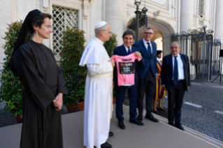 0-El Santo Padre asiste y bendice a los ciclistas del Giro de Italia en su paso por el Estado Vaticano