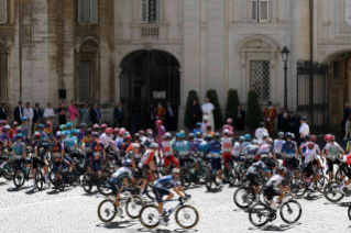 2-El Santo Padre asiste y bendice a los ciclistas del Giro de Italia en su paso por el Estado Vaticano