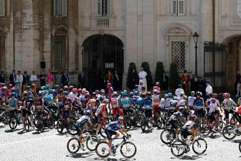 2-Il Santo Padre assiste e benedice al Passaggio del Giro d&rsquo;Italia in Vaticano