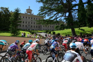 3-El Santo Padre asiste y bendice a los ciclistas del Giro de Italia en su paso por el Estado Vaticano