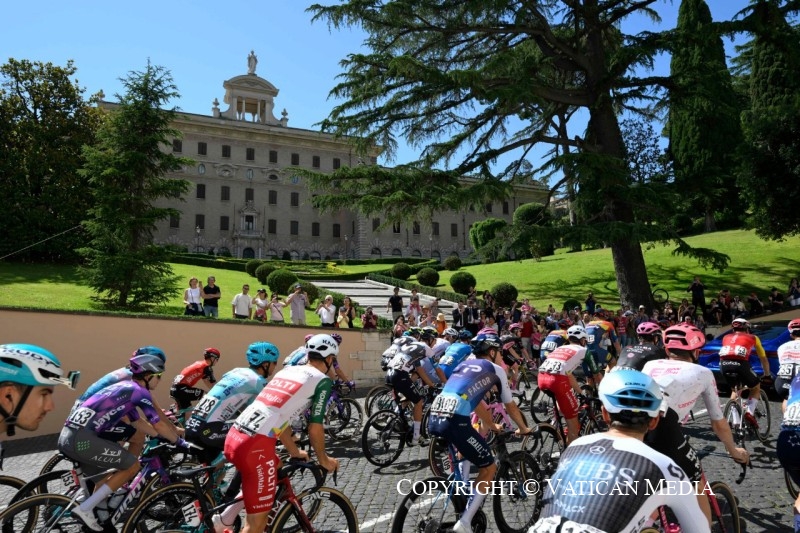 3-Il Santo Padre assiste e benedice al Passaggio del Giro d&rsquo;Italia in Vaticano