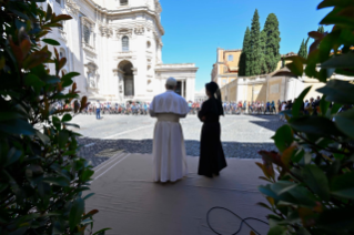 5-El Santo Padre asiste y bendice a los ciclistas del Giro de Italia en su paso por el Estado Vaticano