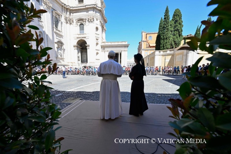 5-Il Santo Padre assiste e benedice al Passaggio del Giro d&rsquo;Italia in Vaticano