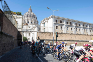 8-El Santo Padre asiste y bendice a los ciclistas del Giro de Italia en su paso por el Estado Vaticano