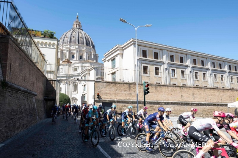 8-Il Santo Padre assiste e benedice al Passaggio del Giro d&rsquo;Italia in Vaticano