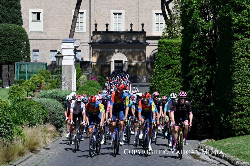 11-Il Santo Padre assiste e benedice al Passaggio del Giro d&rsquo;Italia in Vaticano