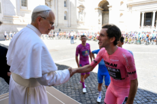 4-El Santo Padre asiste y bendice a los ciclistas del Giro de Italia en su paso por el Estado Vaticano