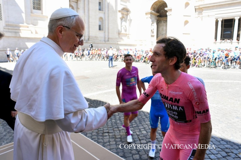4-Il Santo Padre assiste e benedice al Passaggio del Giro d&rsquo;Italia in Vaticano