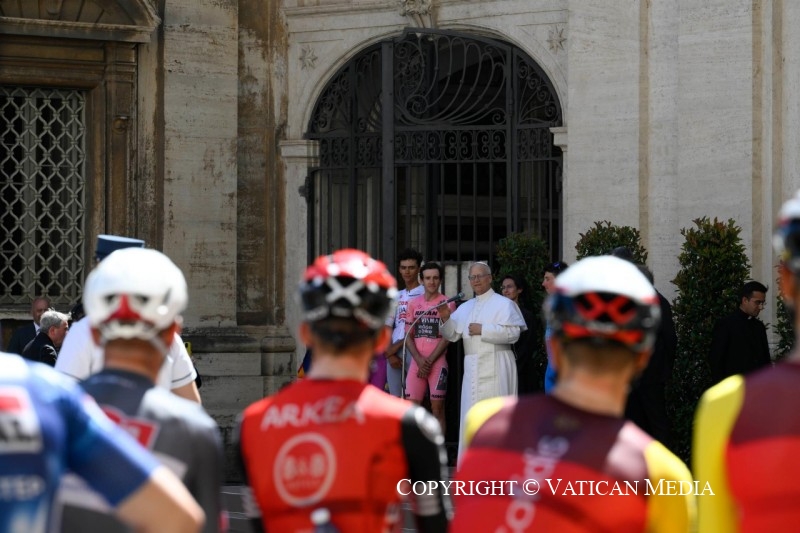 9-Il Santo Padre assiste e benedice al Passaggio del Giro d&rsquo;Italia in Vaticano