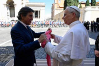 10-El Santo Padre asiste y bendice a los ciclistas del Giro de Italia en su paso por el Estado Vaticano