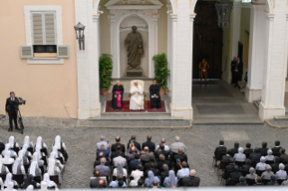 22-Ai membri dei Capitoli Generali di otto Istituti religiosi