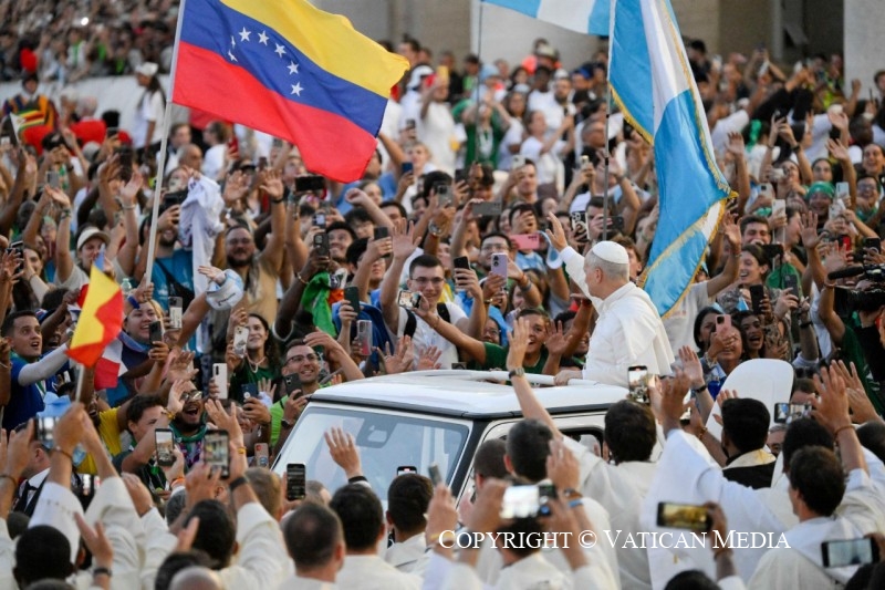 0-To the young people gathered in St. Peter's Square for the Holy Mass welcoming them to the Jubilee of Young People