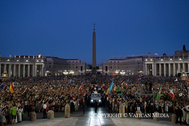 8-To the young people gathered in St. Peter's Square for the Holy Mass welcoming them to the Jubilee of Young People