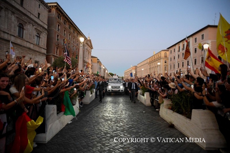 15-To the young people gathered in St. Peter's Square for the Holy Mass welcoming them to the Jubilee of Young People
