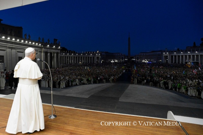 18-To the young people gathered in St. Peter's Square for the Holy Mass welcoming them to the Jubilee of Young People