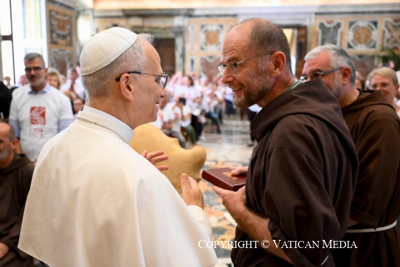 13-A los miembros de la Obra San Francisco para los Pobres de Mil&aacute;n