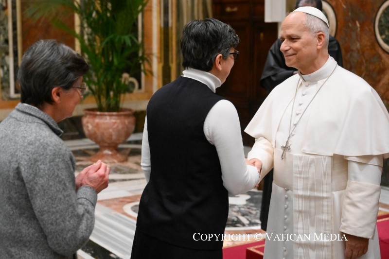 6-Aux missionnaires Oblats de Marie Immacul&eacute;e et aux participants au Chapitre g&eacute;n&eacute;ral des S&oelig;urs des Ap&ocirc;tres