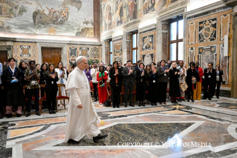 2-A los participantes en el Encuentro "Political Innovation Hackathon: one humanity, one planet"