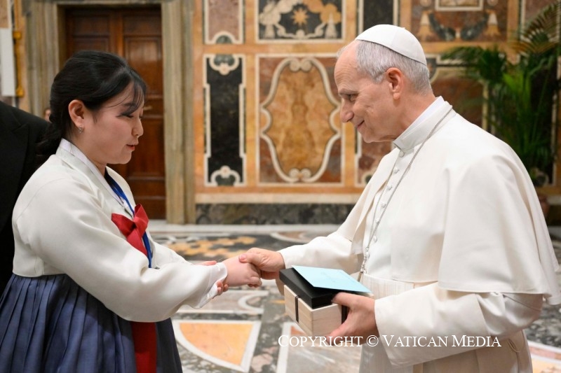 14-A los participantes en el Encuentro "Political Innovation Hackathon: one humanity, one planet"