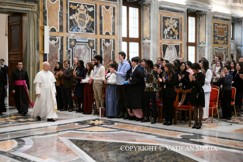 4-A los participantes en el Encuentro "Political Innovation Hackathon: one humanity, one planet"