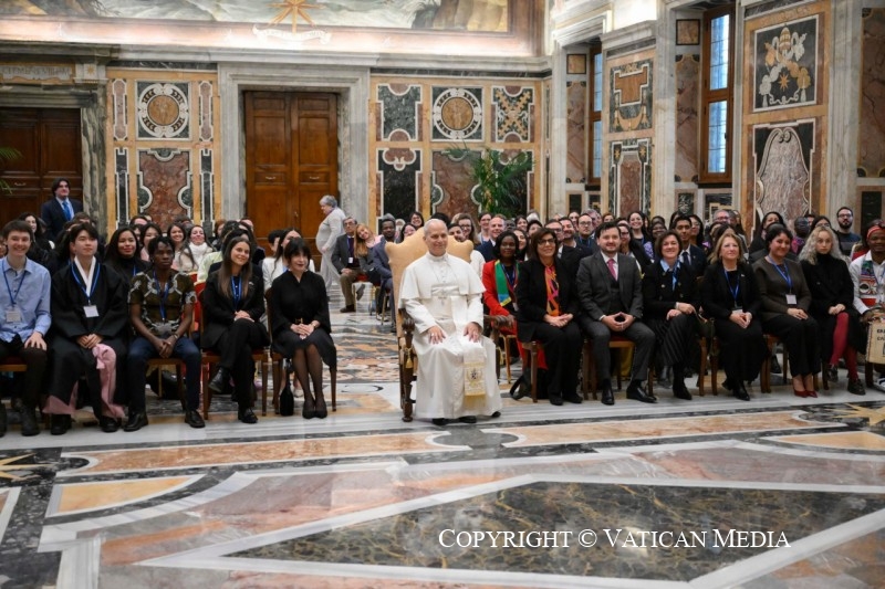 18-A los participantes en el Encuentro "Political Innovation Hackathon: one humanity, one planet"