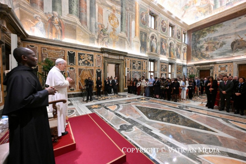 17-A los participantes en el Encuentro "Political Innovation Hackathon: one humanity, one planet"