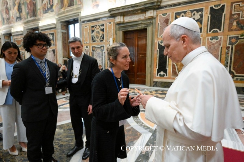 16-A los participantes en el Encuentro "Political Innovation Hackathon: one humanity, one planet"
