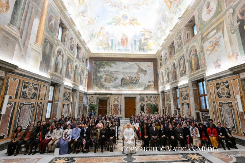 23-A los participantes en el Encuentro "Political Innovation Hackathon: one humanity, one planet"