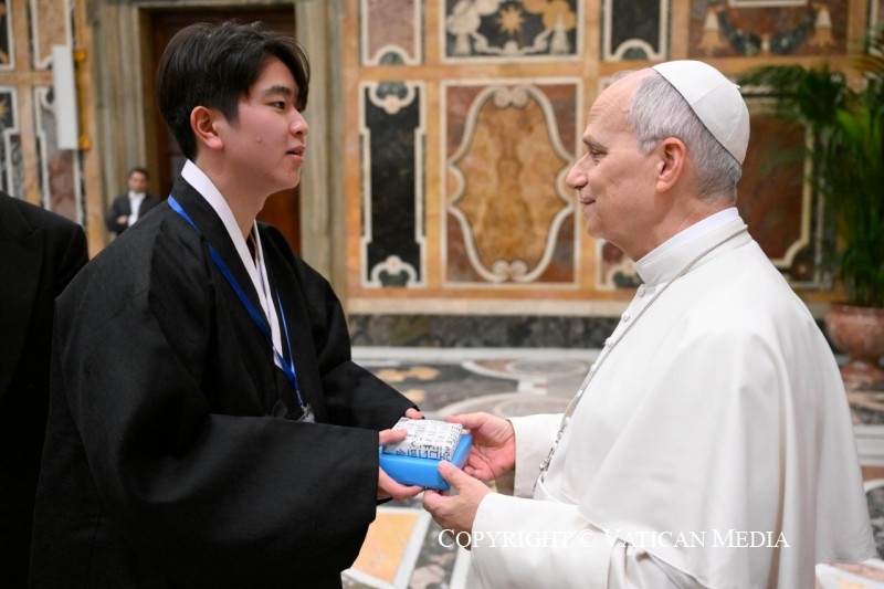 21-A los participantes en el Encuentro "Political Innovation Hackathon: one humanity, one planet"