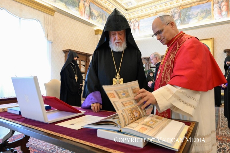 4-An Seine Heiligkeit Aram I., Katholikos der Armenischen Apostolischen Kirche &ndash; Sitz von Kilikien (Libanon) &ndash; und Gefolge 