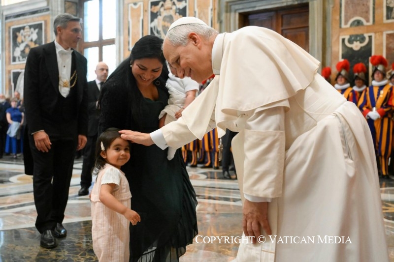 7-Aos membros da Guarda Su&iacute;&ccedil;a Pontif&iacute;cia