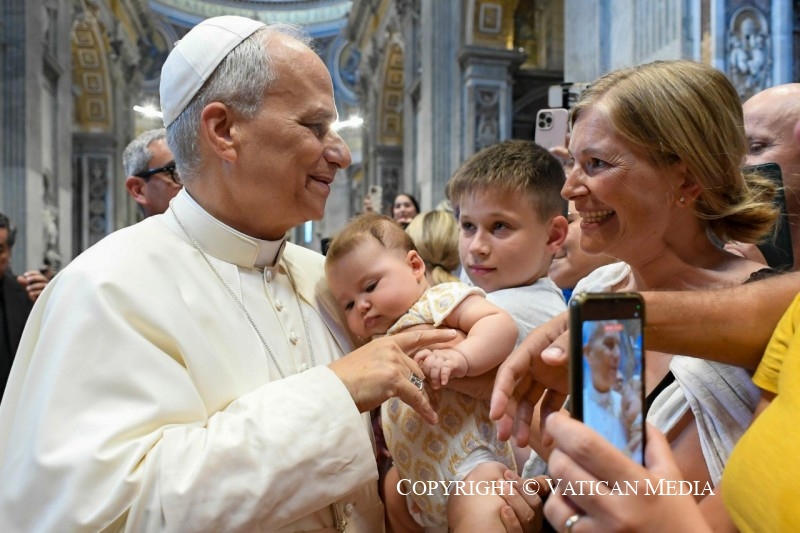 El Papa, con un niño en la audiencia general