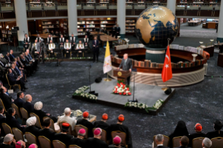 17-Apostolische Reise in die Türkei (Türkiye): Begegnung mit den Behördenvertretern, der Zivilgesellschaft und dem Diplomatischen Korps