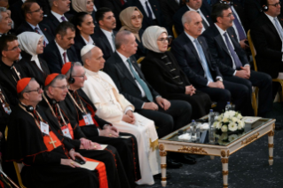 15-Apostolische Reise in die Türkei (Türkiye): Begegnung mit den Behördenvertretern, der Zivilgesellschaft und dem Diplomatischen Korps