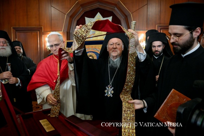 Intercambio de regalos entre Bartolomé y León XIV