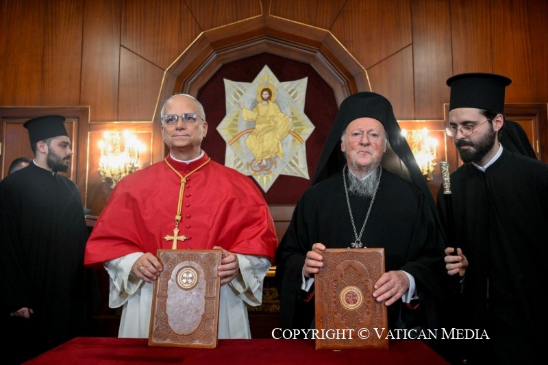 León y Bartolomé, tras la firma