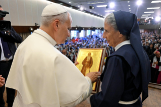 18-Voyage apostolique au Liban : Visite aux op&eacute;rateurs et aux patients de l'h&ocirc;pital &laquo; de la Croix &raquo; (Jal ed Dib)