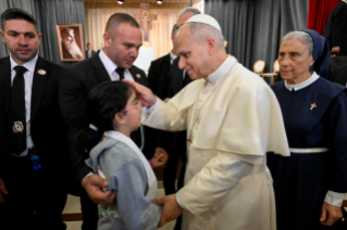 20-Voyage apostolique au Liban : Visite aux op&eacute;rateurs et aux patients de l'h&ocirc;pital &laquo; de la Croix &raquo; (Jal ed Dib)