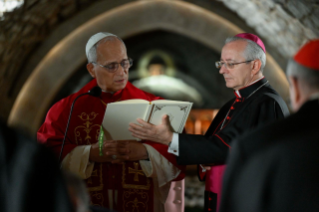 4-Viaggio Apostolico in Libano: Visita e Preghiera sulla Tomba di San Charbel Maklūf  