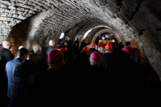 5-Viaggio Apostolico in Libano: Visita e Preghiera sulla Tomba di San Charbel Maklūf  