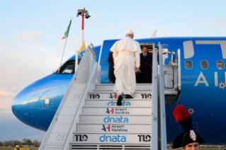 2-Viaggio Apostolico in T&uuml;rkiye e in Libano: Saluto ai giornalisti durante il volo Roma-Ankara