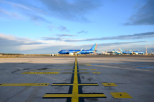 1-Viaggio Apostolico in T&uuml;rkiye e in Libano: Saluto ai giornalisti durante il volo Roma-Ankara