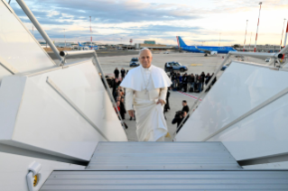 3-Viaggio Apostolico in T&uuml;rkiye e in Libano: Saluto ai giornalisti durante il volo Roma-Ankara