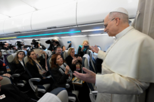 10-Viaggio Apostolico in T&uuml;rkiye e in Libano: Saluto ai giornalisti durante il volo Roma-Ankara
