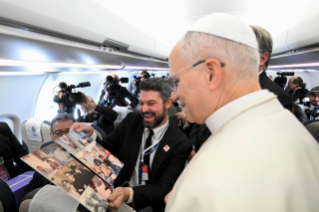 9-Viaggio Apostolico in T&uuml;rkiye e in Libano: Saluto ai giornalisti durante il volo Roma-Ankara