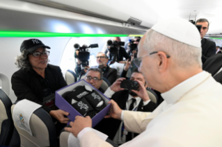 13-Viaggio Apostolico in T&uuml;rkiye e in Libano: Saluto ai giornalisti durante il volo Roma-Ankara