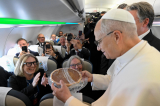 12-Viaggio Apostolico in T&uuml;rkiye e in Libano: Saluto ai giornalisti durante il volo Roma-Ankara
