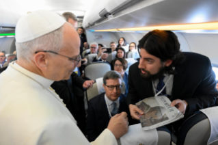 14-Viaggio Apostolico in T&uuml;rkiye e in Libano: Saluto ai giornalisti durante il volo Roma-Ankara